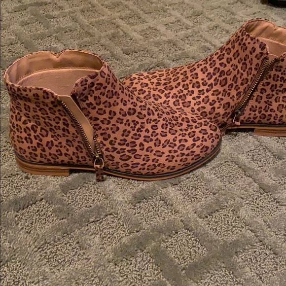 Size 5 Women’s Fun Cheetah Booties! - Picture 2 of 6